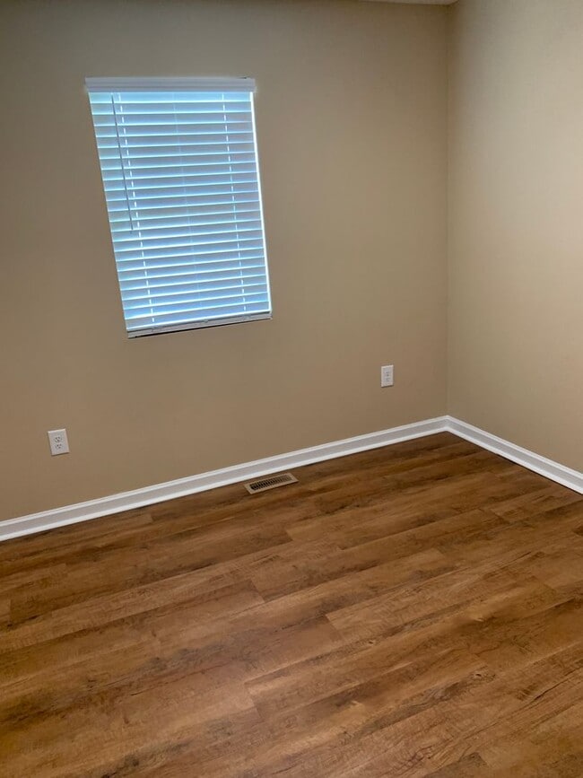 Building Photo - 3 Bedroom/2 Bath Split-Foyer Home Kingspor...