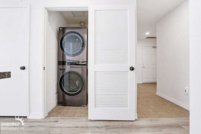 Building Photo - Immaculate 1Bdm 1Ba Condo with Massive Private Patio in the Diamond Terrace Building in Prime Dow...