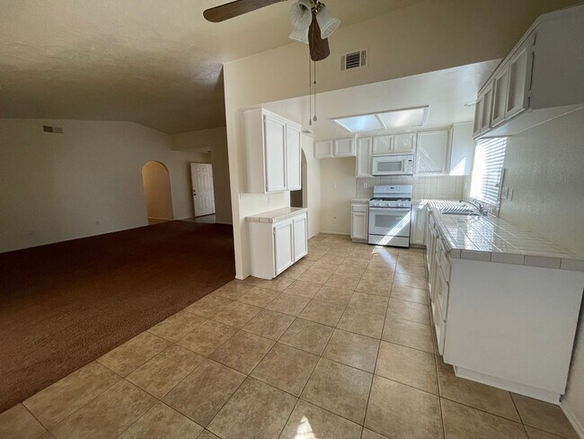 Building Photo - Hesperia-Refurbished- 3 Bedrooms, 2 Bathrooms + Den or Office, Large Property