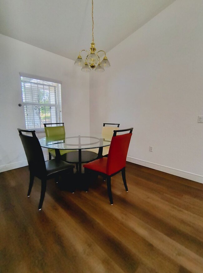 Building Photo - Beautiful 3 Bedroom 2 Bathroom Bungalow in...