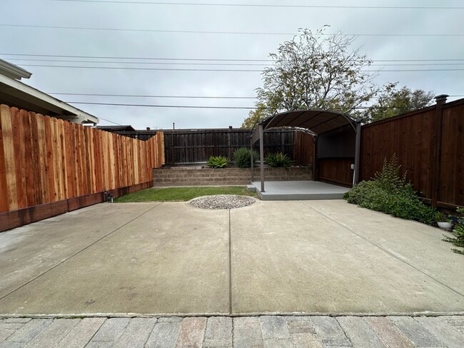 Building Photo - Stunning 3-bedroom, 2-bath home in North Highlands!