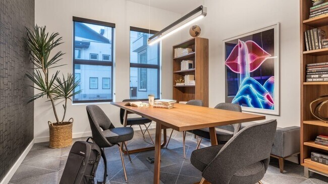 Building Photo - 1202 N 10th Pl