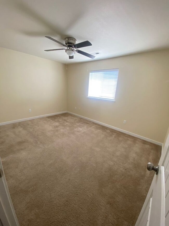 Building Photo - Beautiful Rental in The Ridge