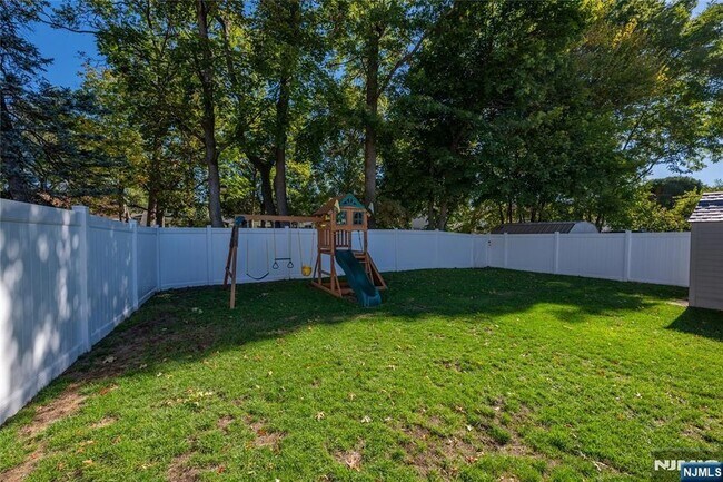 Building Photo - 16-15 Well Dr