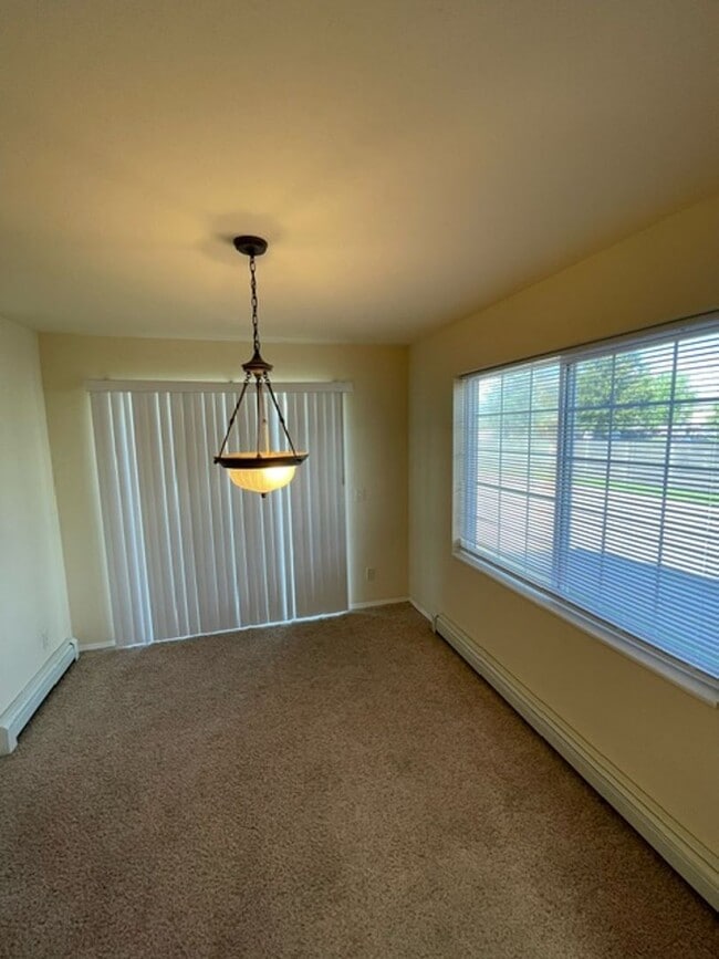 Building Photo - 2 Bedroom 1 1/2 Bathroom - Close to Campus...