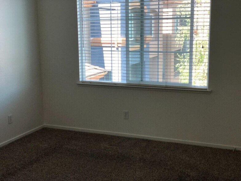 Master Bedroom - 2001 Club Center Dr