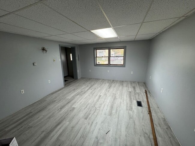 Building Photo - 3 Bedroom