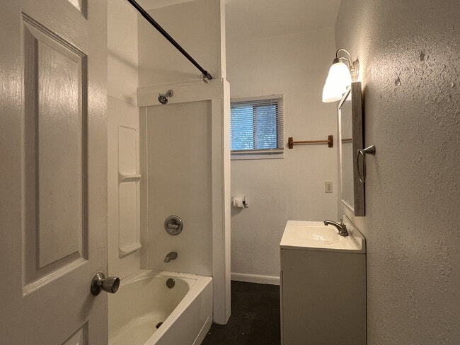 Building Photo - 3 Bedroom House for Lease!!