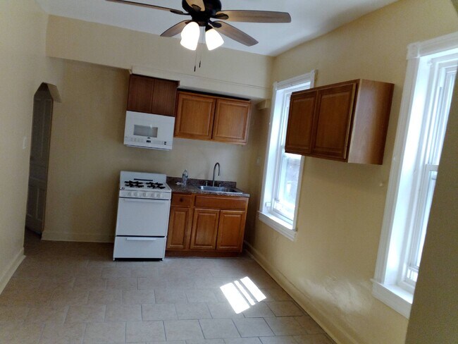 Kitchen - 1126-2 W Rockland St
