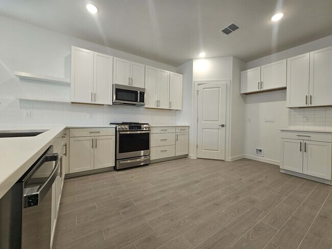 Building Photo - 8338 Bay Oaks Dr