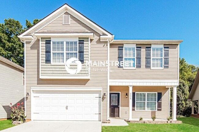 Building Photo - 3 Bedroom Pet-Friendly Home in KNOXVILLE, TN with Main Street Renewal