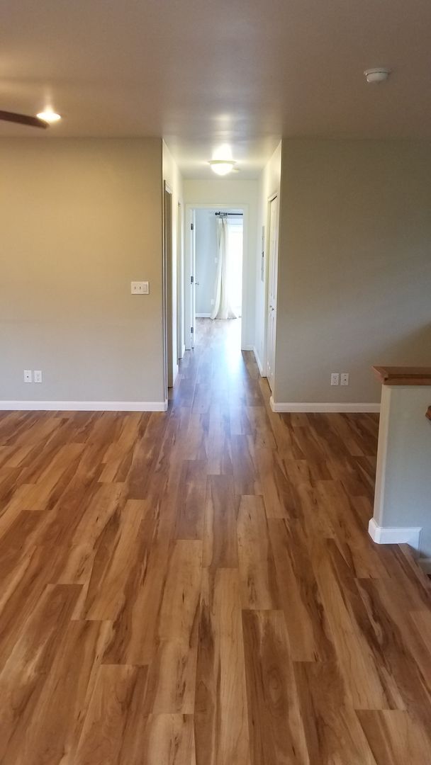 Building Photo - Pet Friendly. W&D. Great Location. 2 Parki...