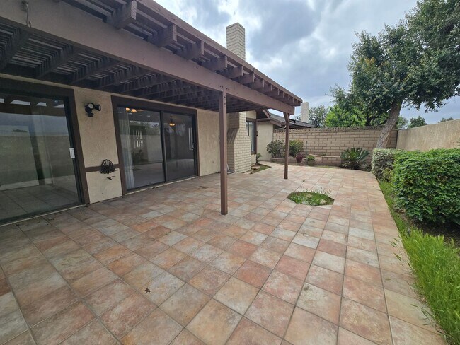 Building Photo - Updated Single level condo in Villa Victoria Available for rent
