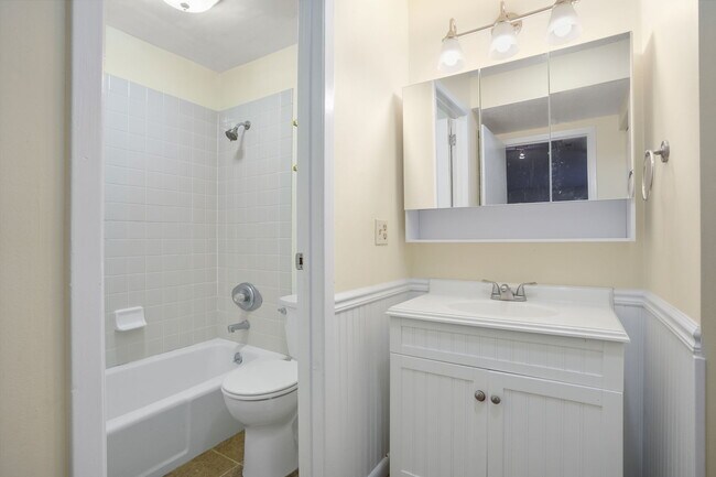 Building Photo - 622 Main St