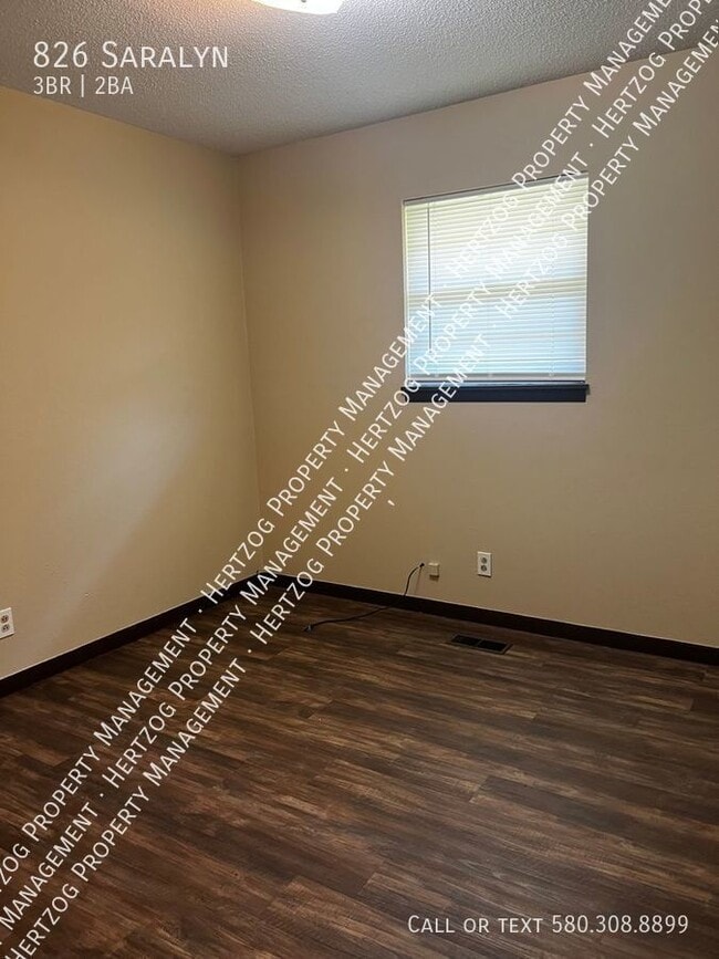 Building Photo - 826 Saralyn-