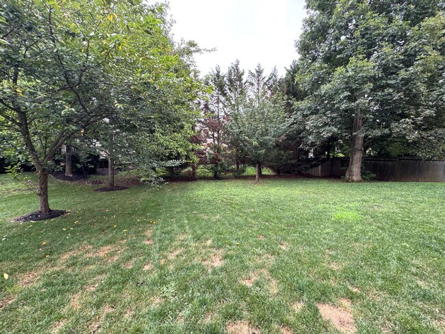 Building Photo - Exquisite Brambleton Living: A Spacious Fa...