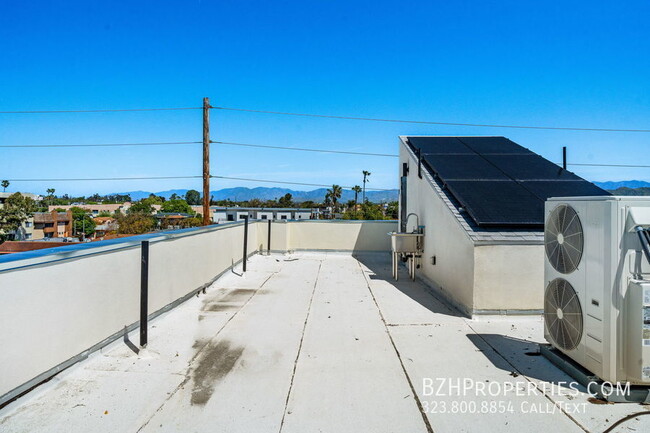 Building Photo - Beautiful Modern Duplex in the heart of No...