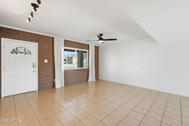 Building Photo - 1321 E Townley Ave