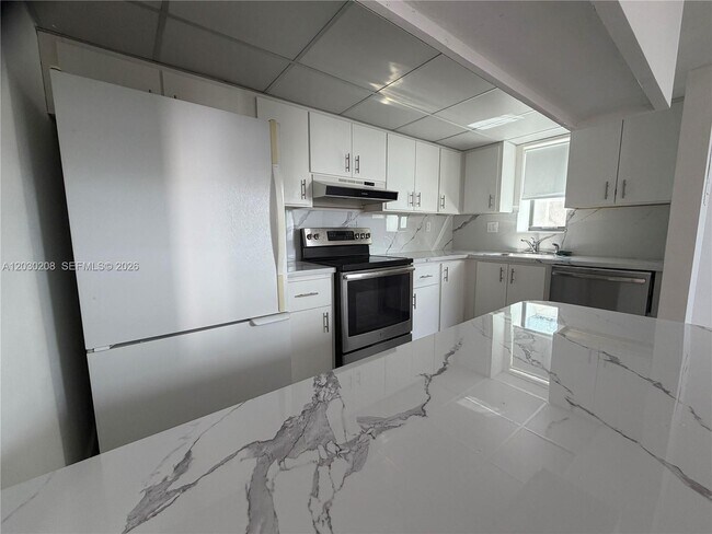 Building Photo - 20200 W Country Club Dr