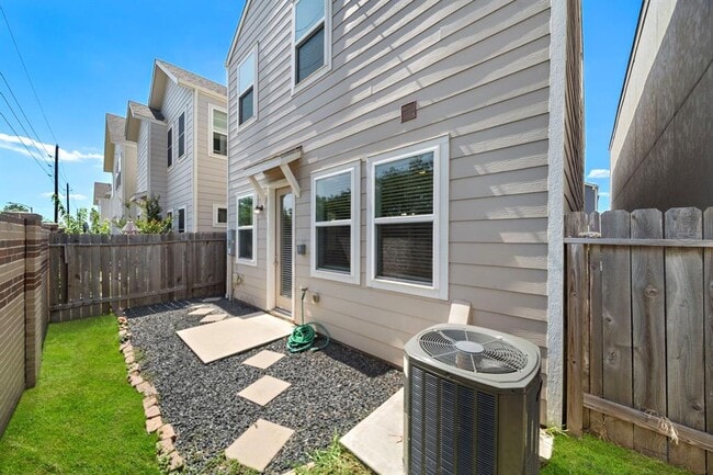 Building Photo - 9913 Brickhouse Dr