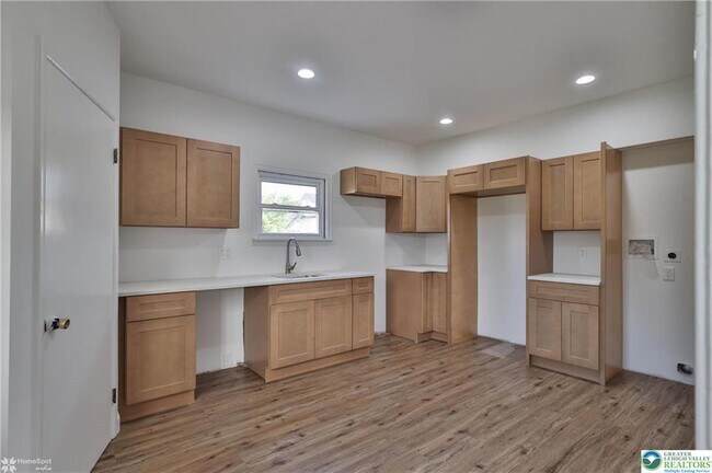 Building Photo - 1660 Main St