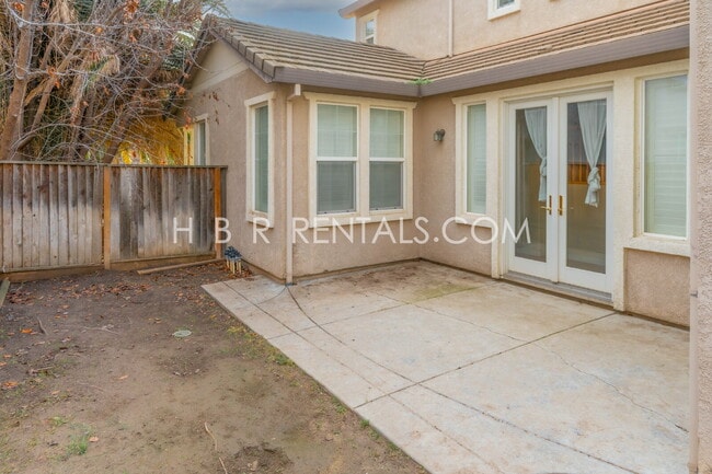 Building Photo - Comfort, Convenience & Space — Tracy Living at Its Best