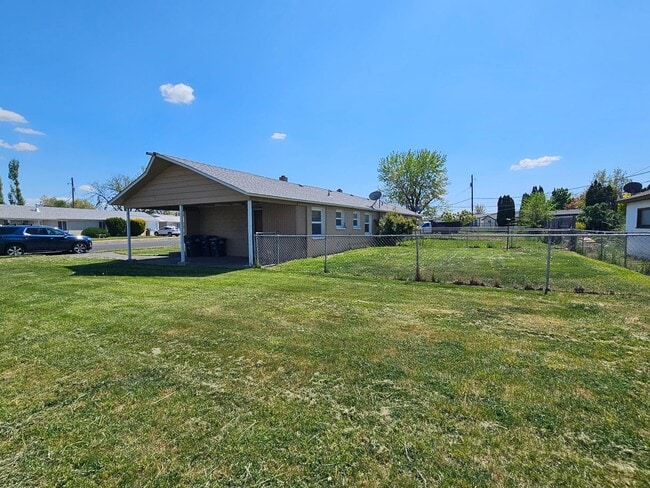Building Photo - 1104-1106 S Grand Dr