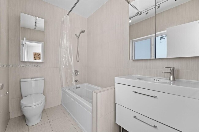 Building Photo - 3758 Prairie Ave