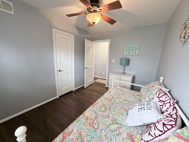 Building Photo - 1366 Baychester Ave