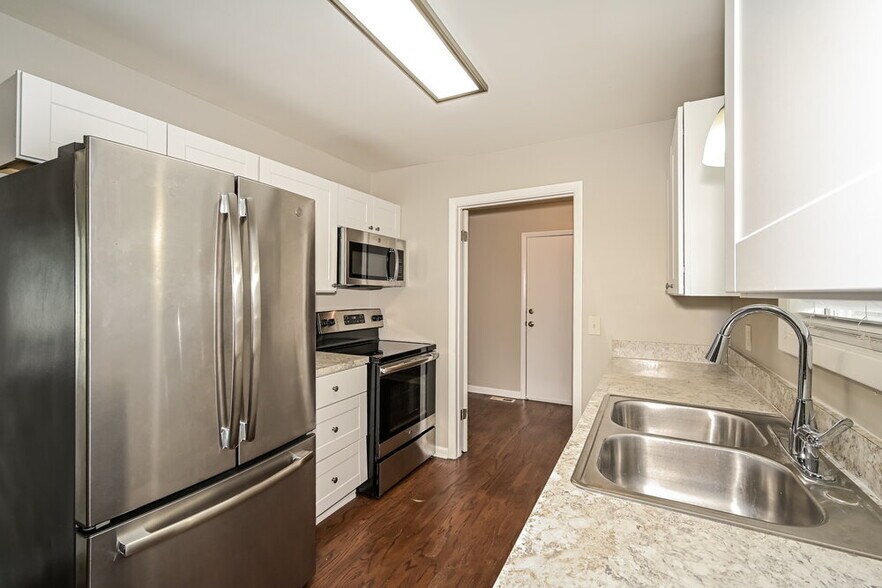 Building Photo - 581 Woodcrest Dr