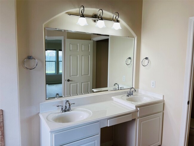 Building Photo - 10723 Lake Riata Ln