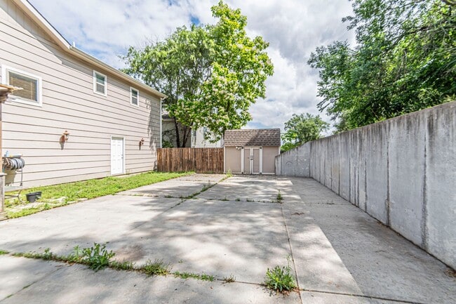 Building Photo - Spacious single family home