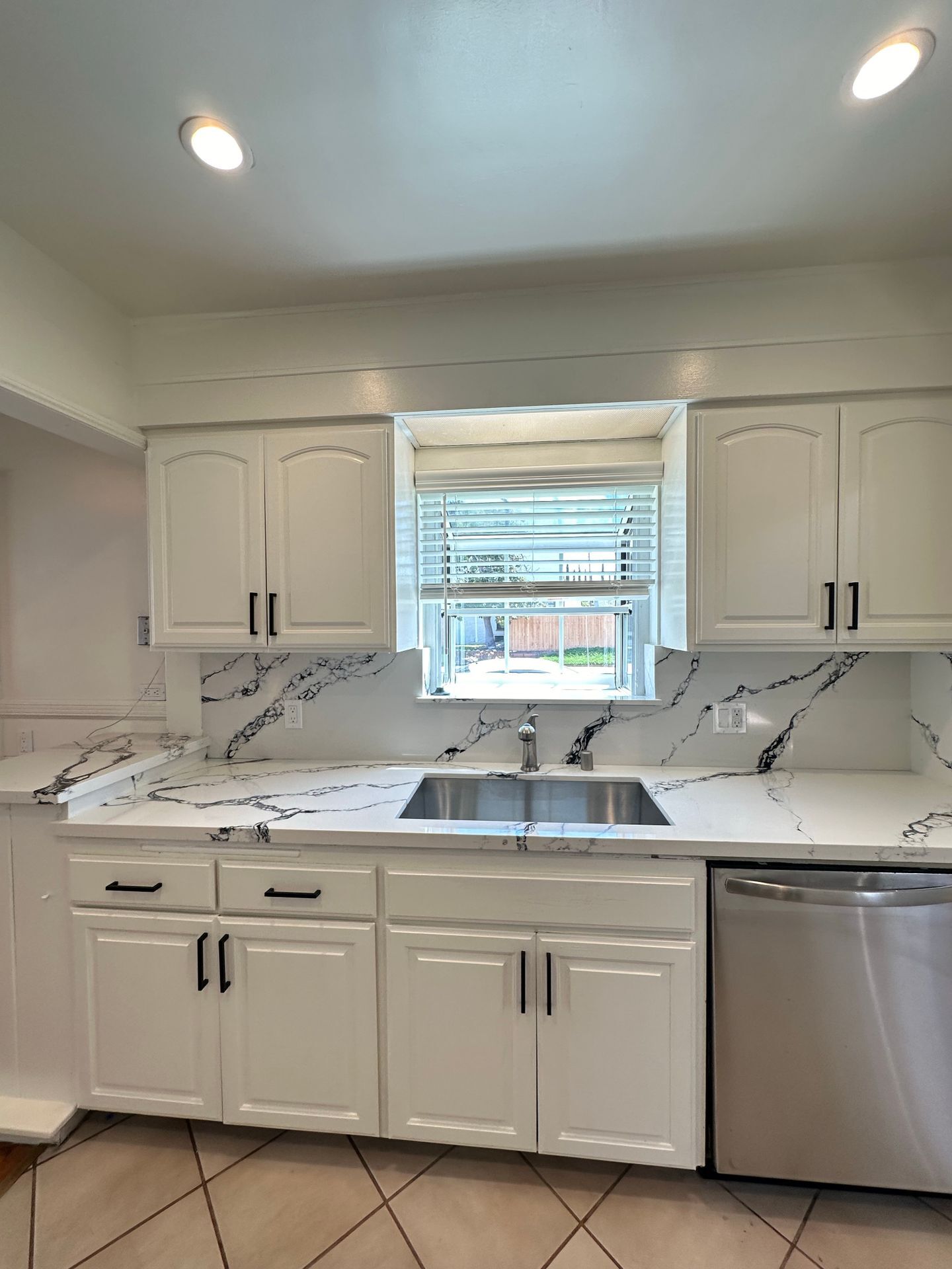 Building Photo - 9856 La Rosa Dr