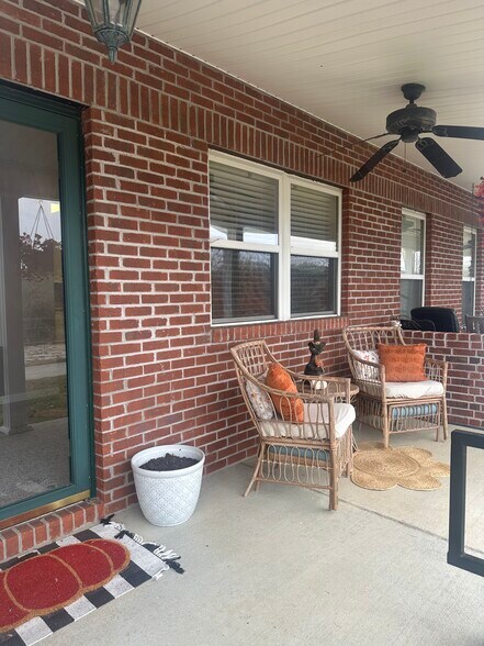 Building Photo - 132 Hackberry Way