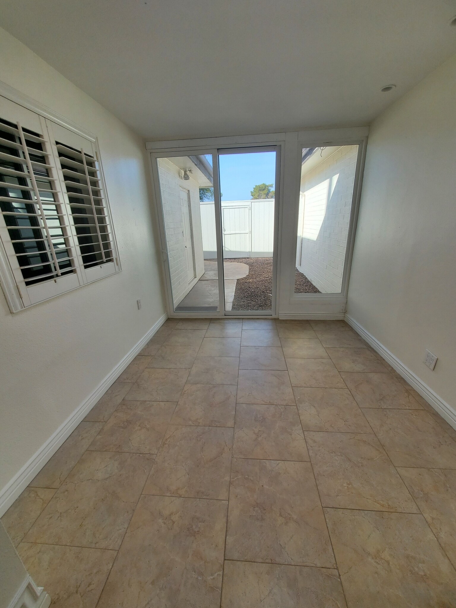 Building Photo - 2725 S Azalea Dr