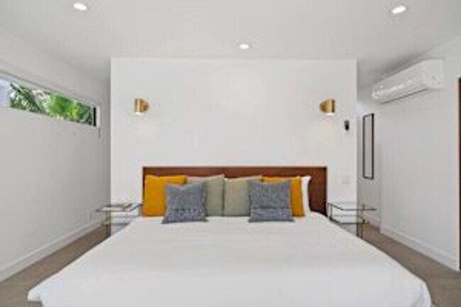 Building Photo - 5 bedroom 5 bath Available for Short Term ...