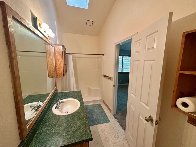 Building Photo - Charming 3 Bedroom 2 Bathroom Home Off Tyl...