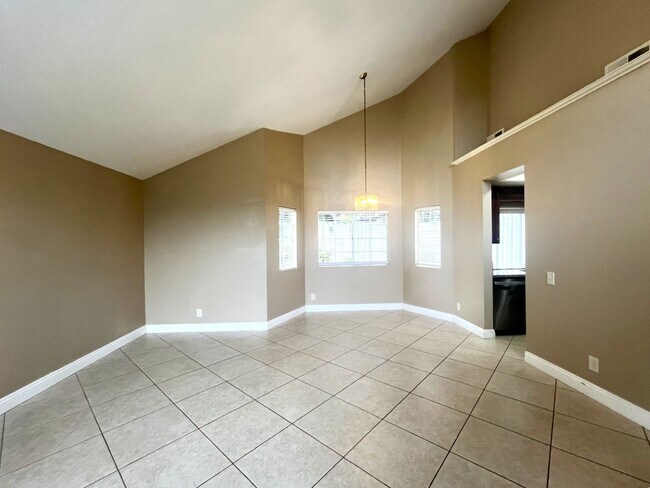 Building Photo - 3 bed, 2.5 bath located in Corona, CA!