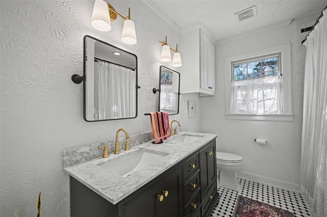 Building Photo - 2100 Daisy Ln