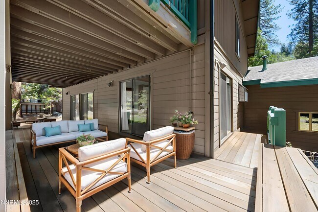 Building Photo - 445 Country Club Dr