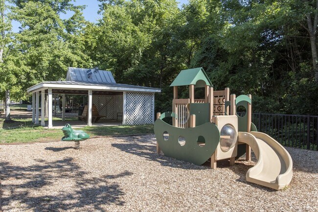 Building Photo - 2-Bed/2-Bath condo in Lenox Village.