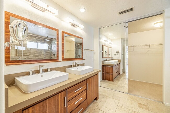 Building Photo - Executive 5-Bedroom Pool Home with Dual Master Suites in Stevenson Ranch