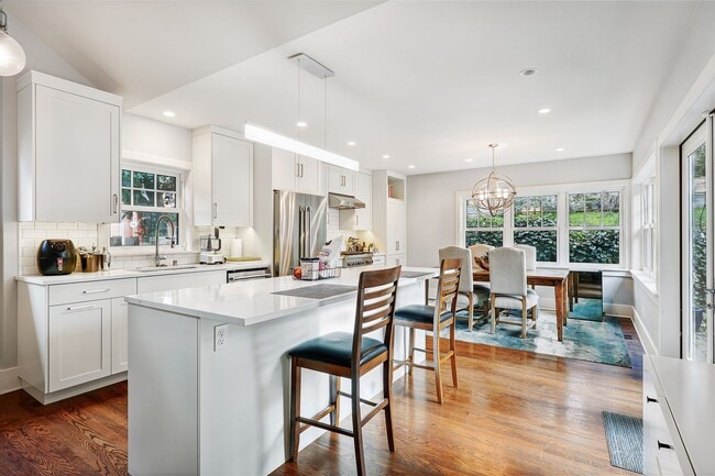 Building Photo - Ravenna Home