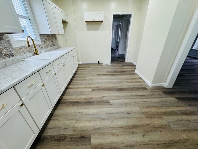 Building Photo - Charming 4-Bedroom Property in Prime Location