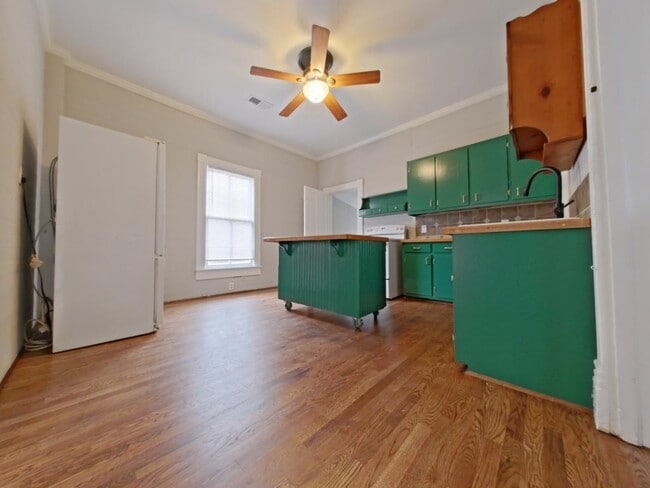 Building Photo - 304 Oakwood St