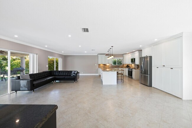 Building Photo - 1120 Renmar Dr