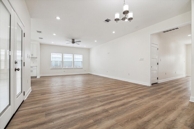 Building Photo - 915 E 37th St