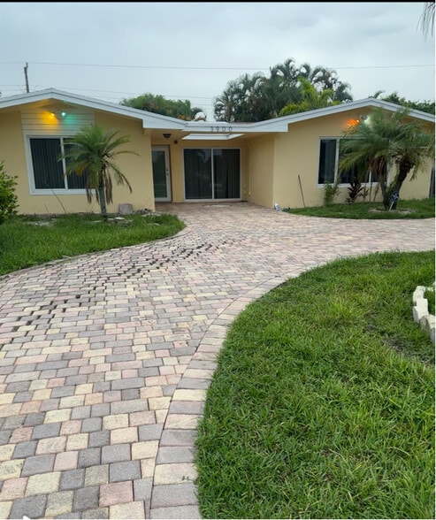 Primary Photo - 3900 SW 68th Ave