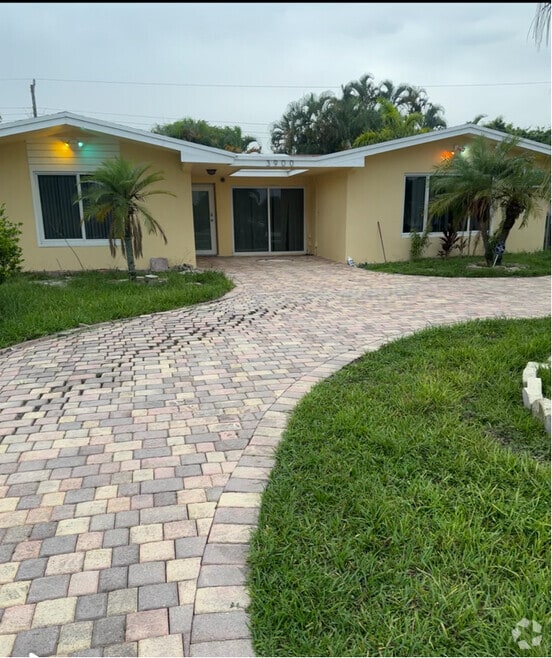 Building Photo - 3900 SW 68th Ave