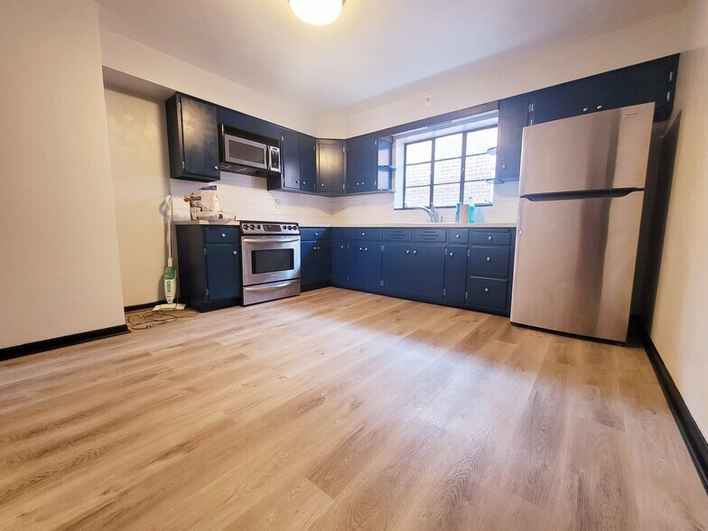 Kitchen - 5122 W Gladys Ave